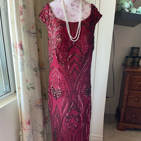 Beautiful full length sequins gown. - Picture 3 of 8